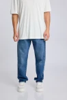 SKATER JEANS 3012 מבית Mainstream – ג׳ינס סקייטר כחול עם פס פרום בצד, גזרה רחבה ונוחה