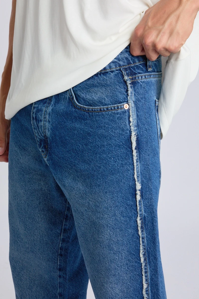 SKATER JEANS 3012 מבית Mainstream – ג׳ינס סקייטר כחול עם פס פרום בצד, גזרה רחבה ונוחה