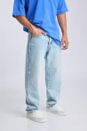 SKATER JEANS 3013 מבית Mainstream – ג׳ינס סקייטר בגוון דנים בהיר עם פס פרום בצד, גזרה רחבה ונוחה