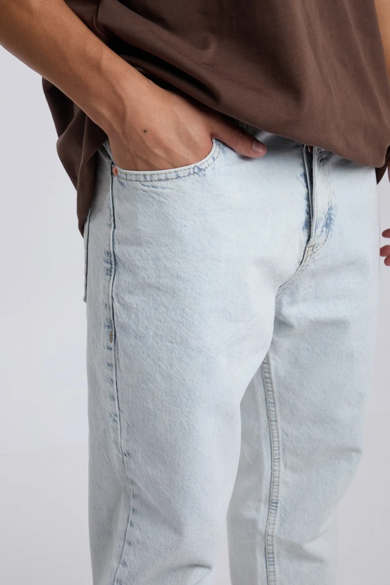 ג'ינס בגזרה רחבה לגברים של Mainstream הוא דגם B.F JEANS 2339-4 – מושלם לגברים שאוהבים שילוב של נוחות וסטייל יומיומי.